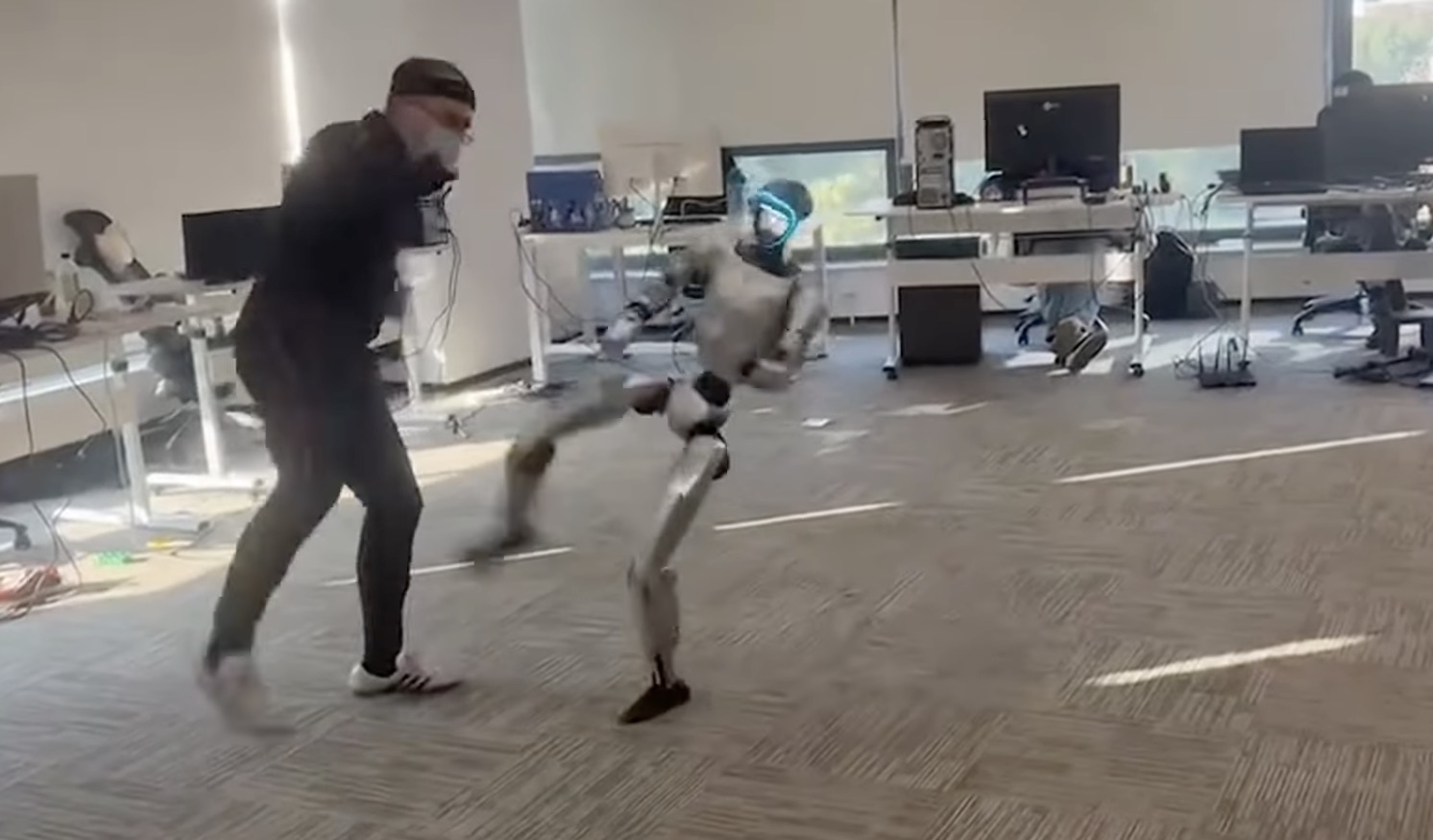 Humanoider Roboter tritt aus